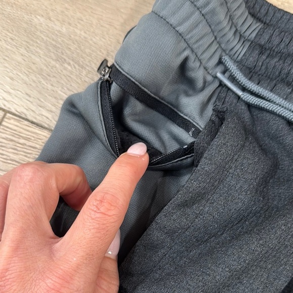 Under Armour Cold Gear Kid’s Black and Gray Sweatpants Joggers - Picture 7 of 12